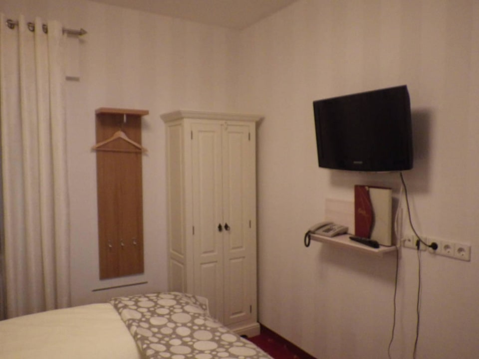 Fernseher und Kleiderschrank Hotel Geissler