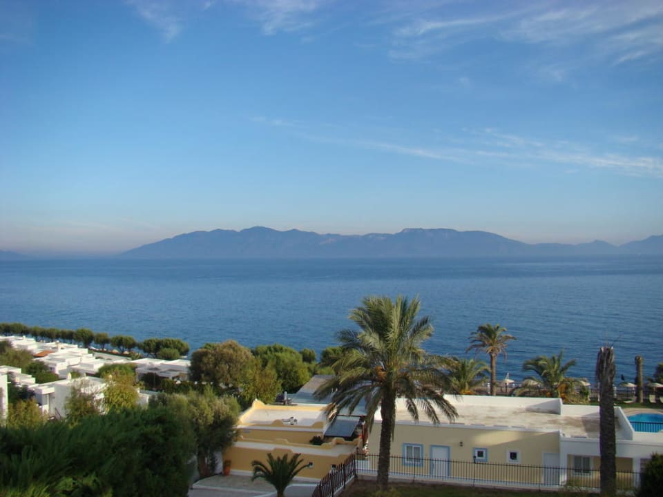 Blick in die Türkei von der Poolbar Dimitra Beach Hotel & Suites