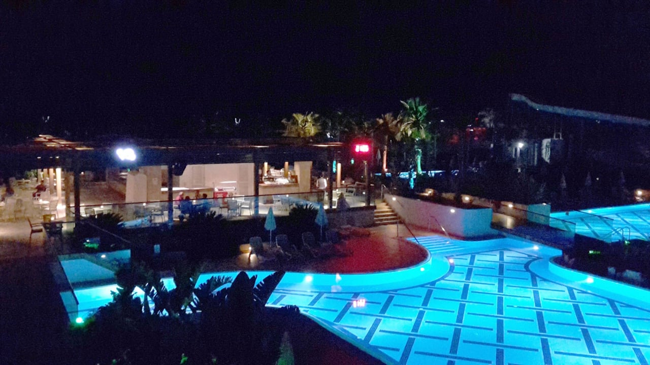 ... bei Nacht mit Blick zur Poolbar Sentido Trendy Verbena Beach