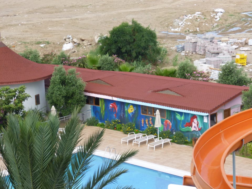 Müll hinter Kidsclub und Spielplatz Seaden Sea World Resort & Spa