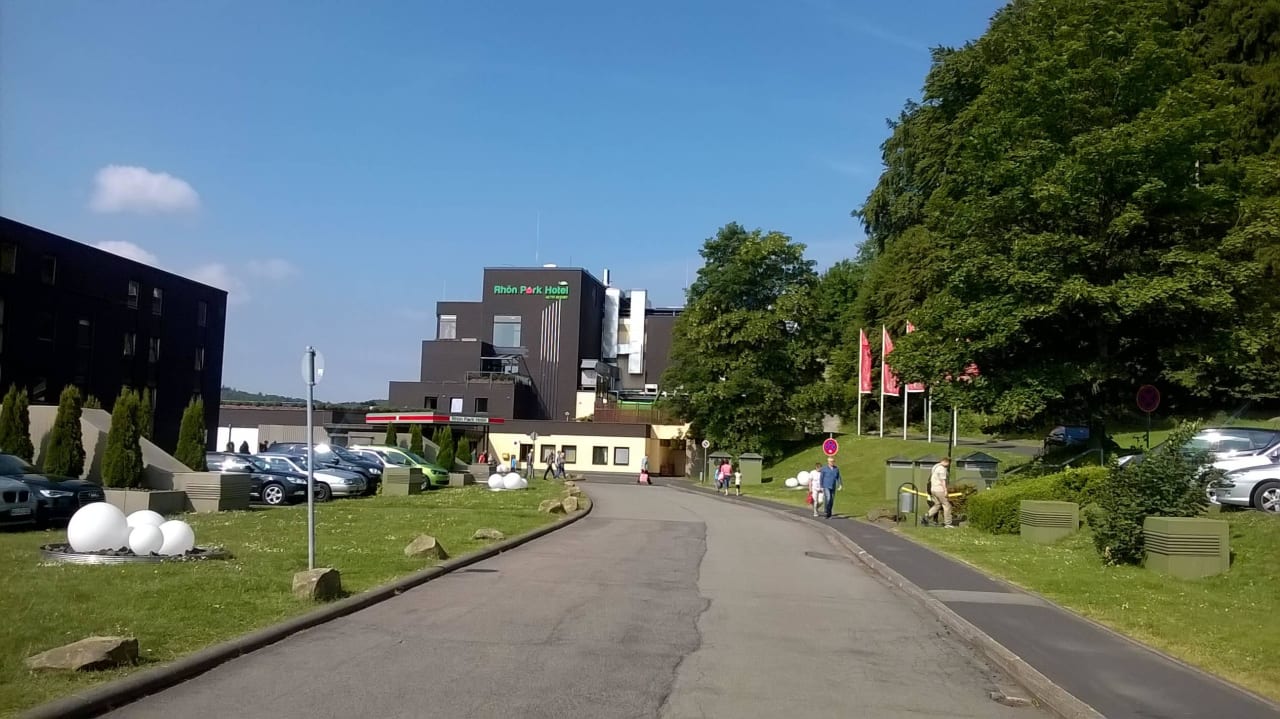 Zufahrt zum Hauptgebäude Rhön Park Aktiv Resort