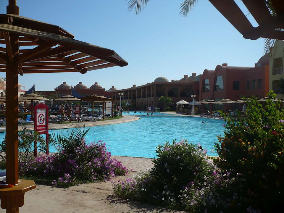 Widok z basenu na hotel Titanic Beach Spa & Aqua Park