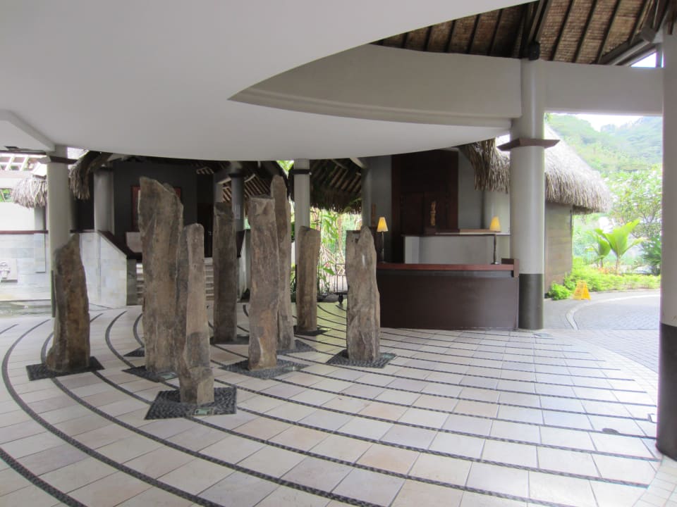 Vor der Lobby Tahiti Pearl Beach Resort