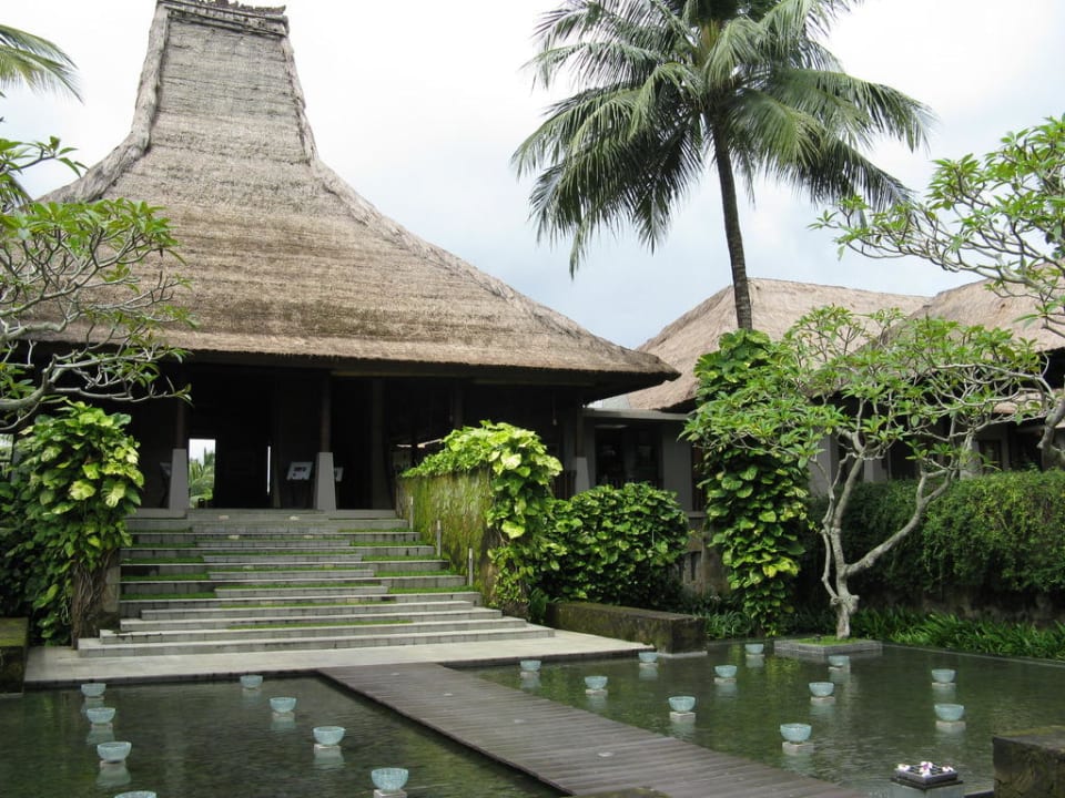 Weg zur Lobby Maya Ubud Resort & Spa Bali
