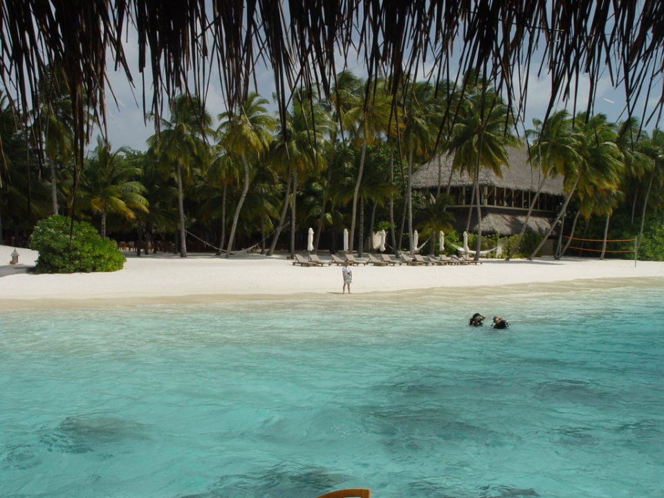 Strand und Fitnesscentre im Hintergrund Conrad Maldives Rangali Island