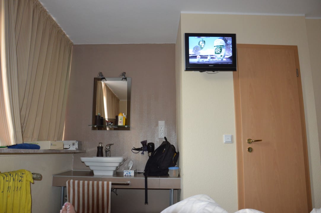 Waschbecken im Zimmer mit Mini TV  Hotel Buten-Diek