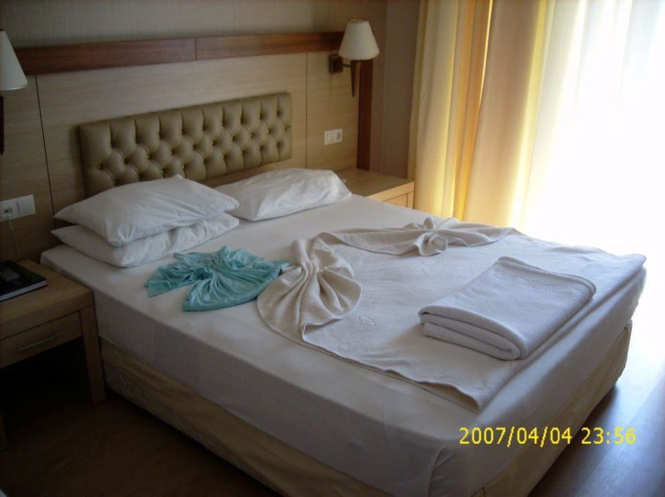 Bett nett hergerichtet aber der Rest... Hane Family Resort