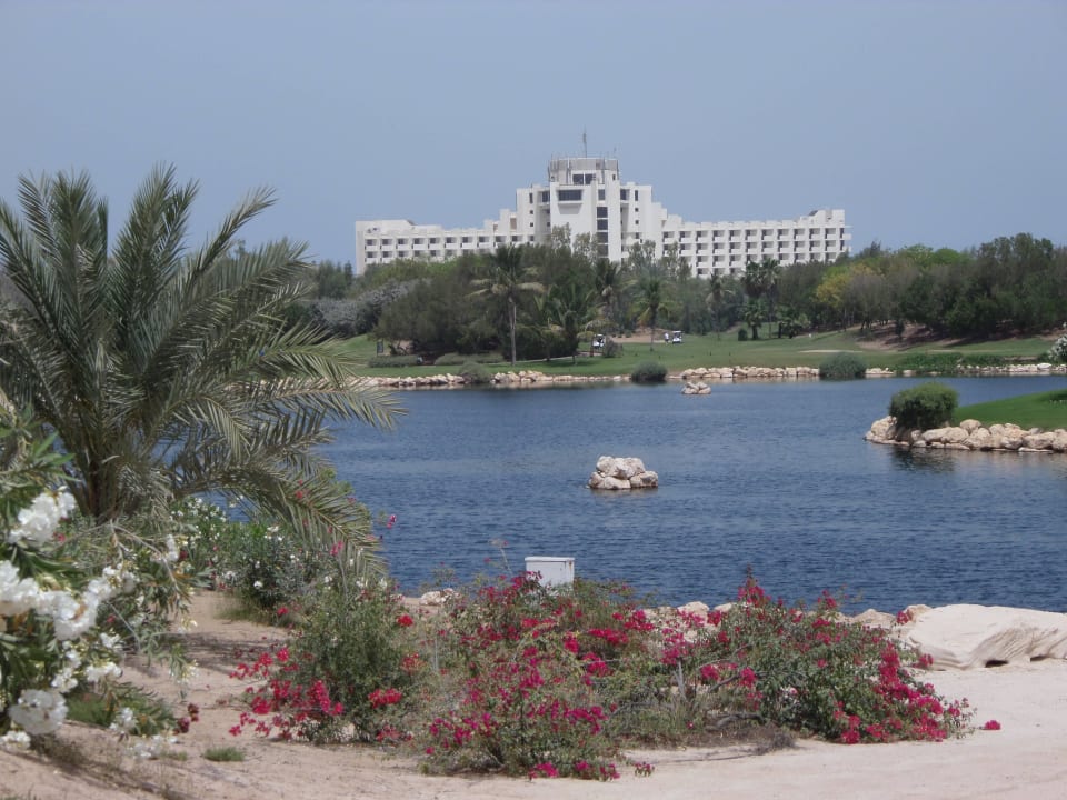 Blick vom Golfplatz zum Hotel JA Beach Hotel