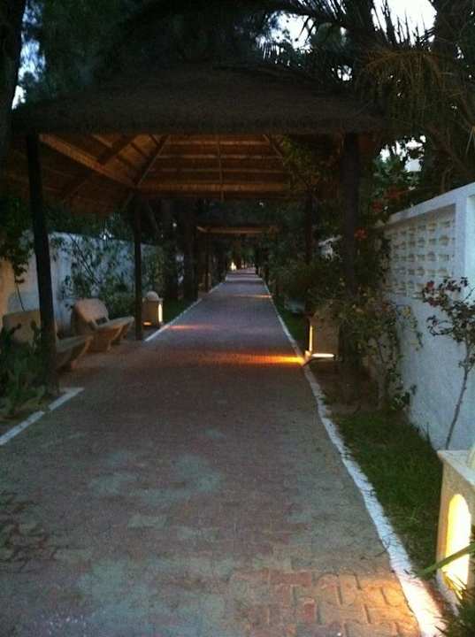 Weg zum Strand Hotel Nesrine