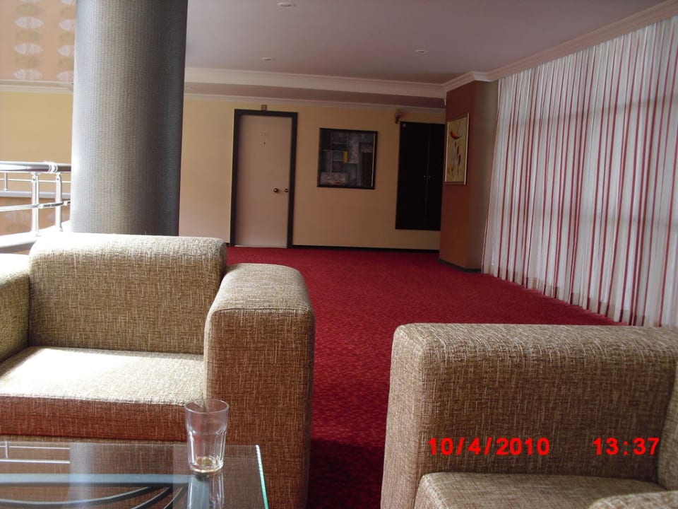 Sitzgruppe 1. Etage vor dem Fahrstuhl Kırbıyık Resort Hotel - Alanya