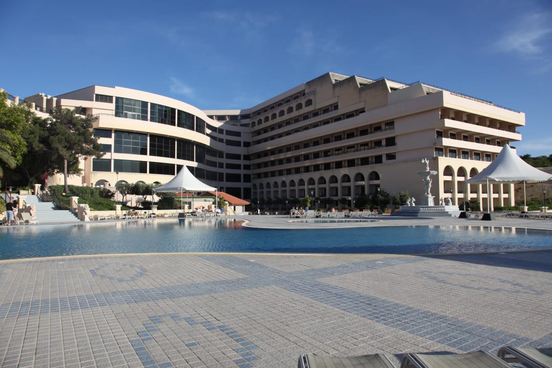 Außenpool mit Blick aufs Hotel Grand Hotel Excelsior Malta