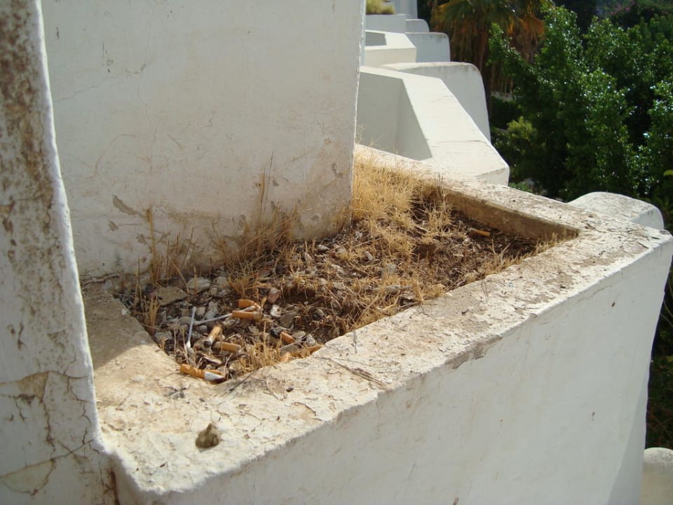 Schlechter Zustand vom Hotel der Balkon Hotel El Mouradi Skanes Beach