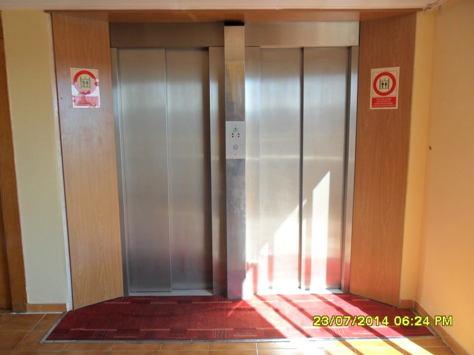 Zwei kleine Aufzüge Bei Juan Playa Blanca