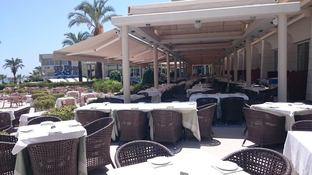 Terrasse vom Hauptrestaurant Rodos Palladium Leisure & Wellness