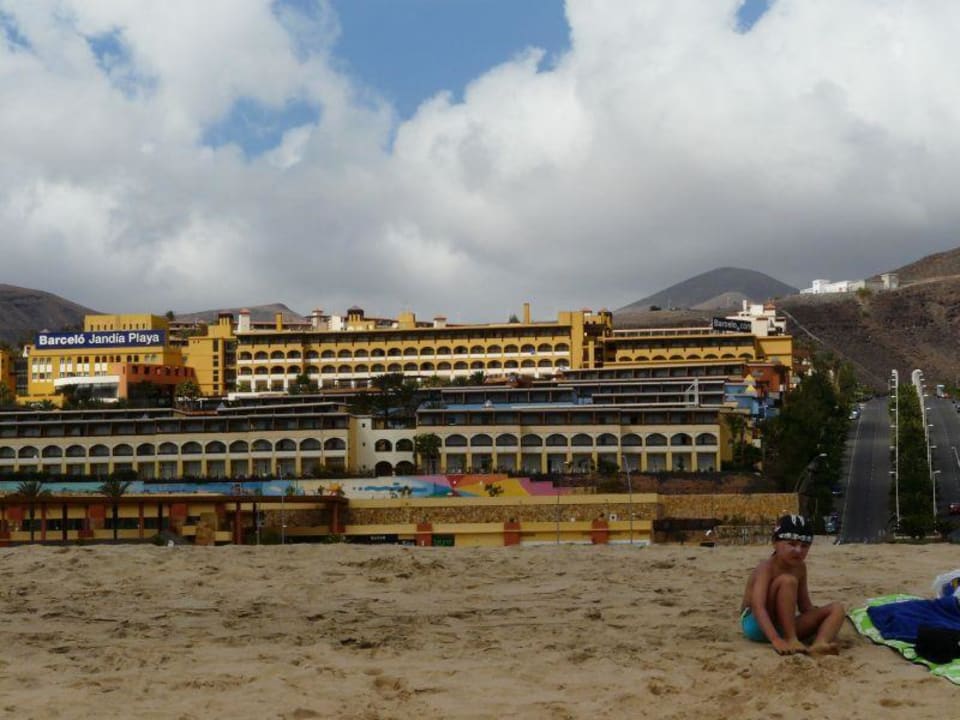 Widok hotelu z plaży Occidental Jandía Playa