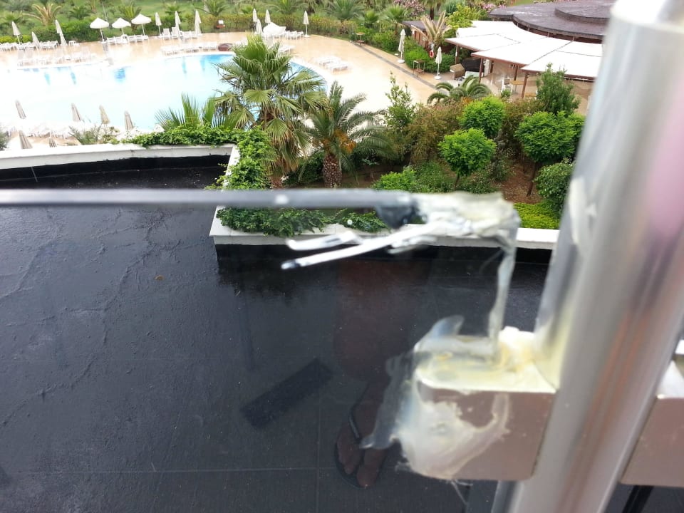 Kaputte Scheibe am Balkon Familienzimmer 3203 Seaden Sea World Resort & Spa