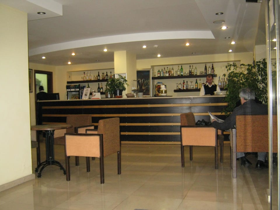 Die Bar in der Lobby, wo es "Medizin" gibt (Raki) Falcon Hotel