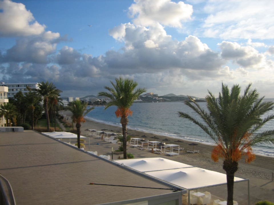 Blick vom Zimmer auf Strand und Ibiza-Stadt Hotel Garbi Ibiza & Spa