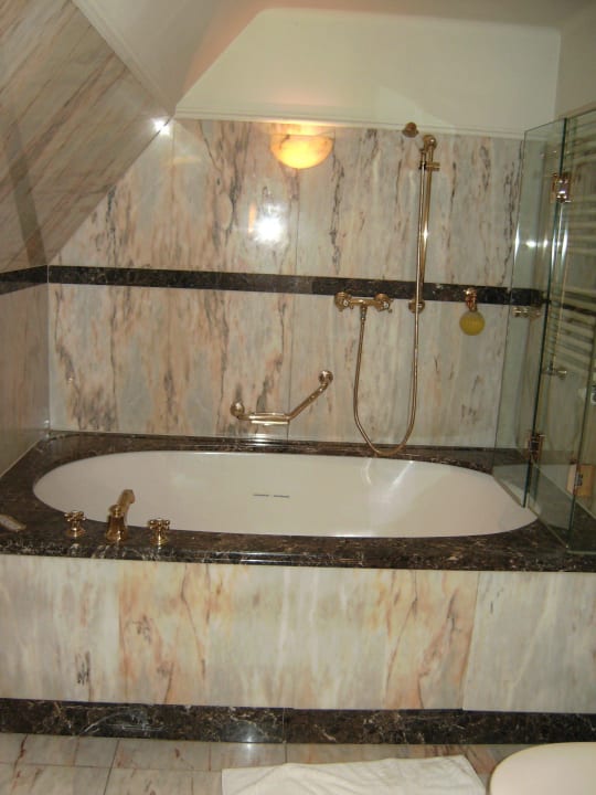 Das Bad mit Airpoolbadewanne Gewandhaus Dresden, Autograph Collection