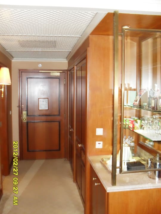 Eingang zum Zimmer mit Minibar Shangri-La Hotel, Bangkok