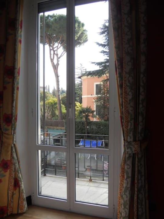 Die Tür zum Balkon mit Ausblick in den Hof Hotel Relais 6 Via Tolmino