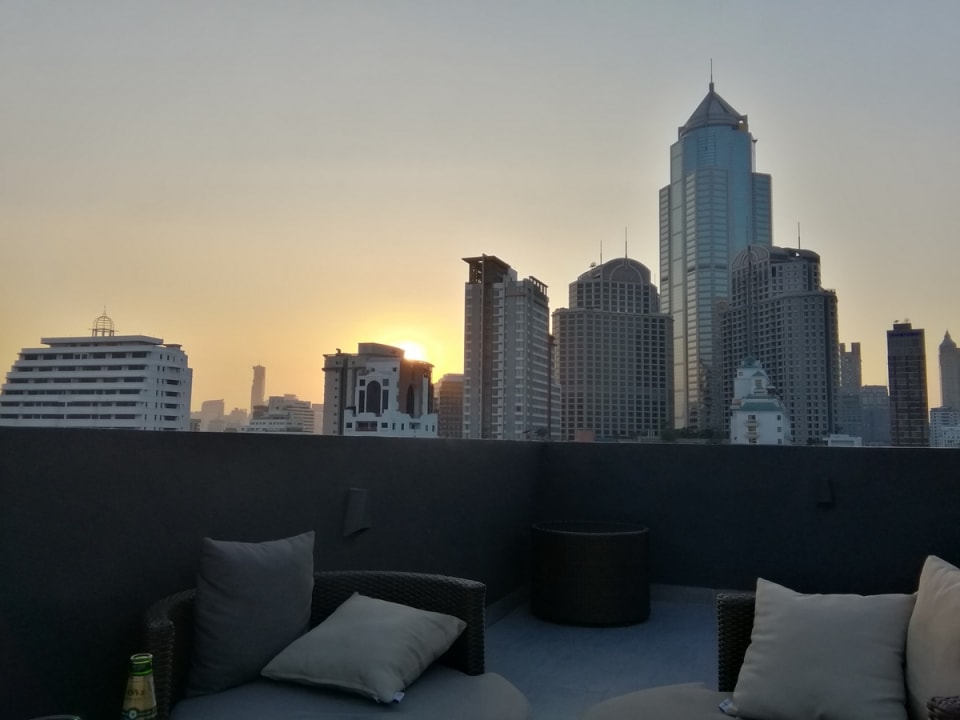 Prima. Pool auf dem Dach. SureStay Plus Hotel by Best Western Sukhumvit 2