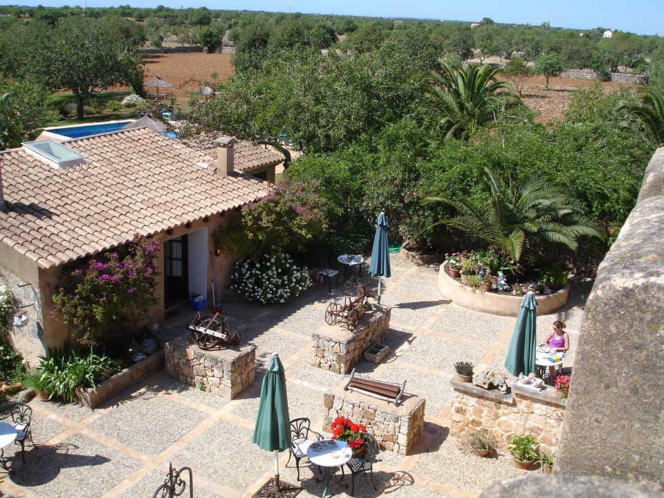 Hof (hier frühstückt man bei gutem Wetter) Finca Son Marimon