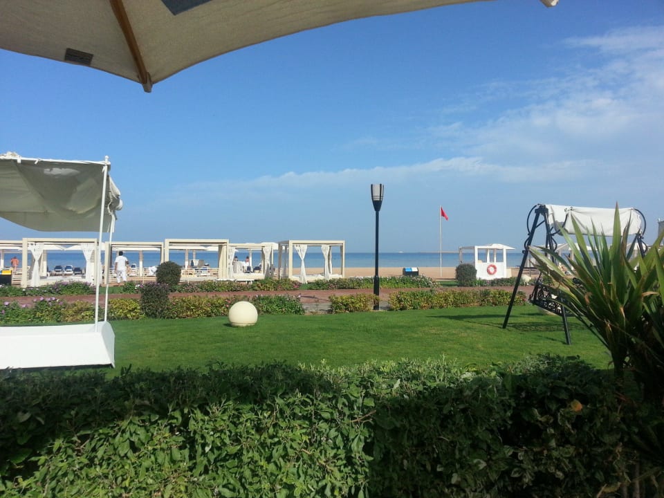 Blick vom Pool zum Strand Premier Le Reve Hotel & Spa