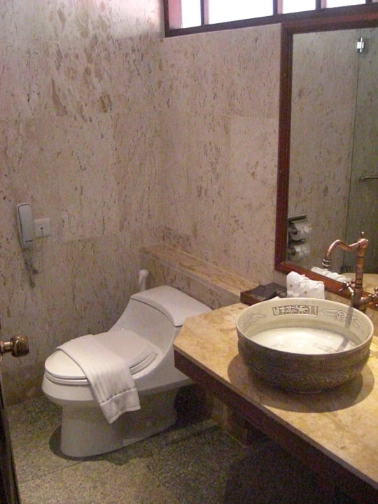 In der engen Toilette Khaolak Oriental Resort - Adults only