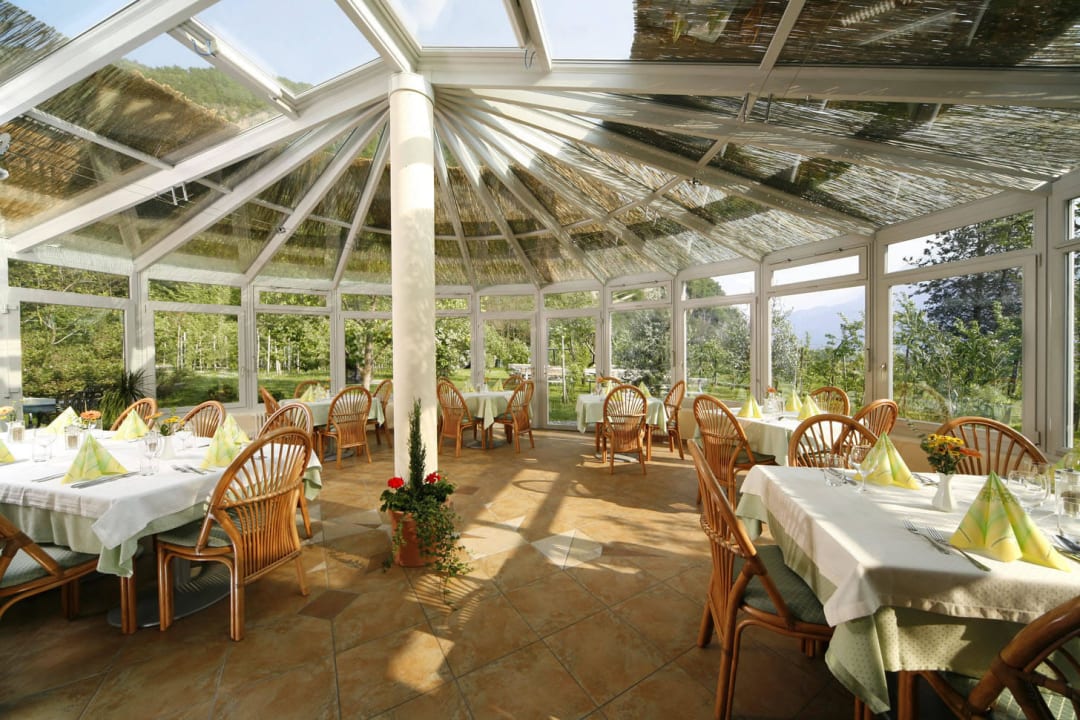 Wintergarten mit Blick in den Garten Hotel Neuhausmühle