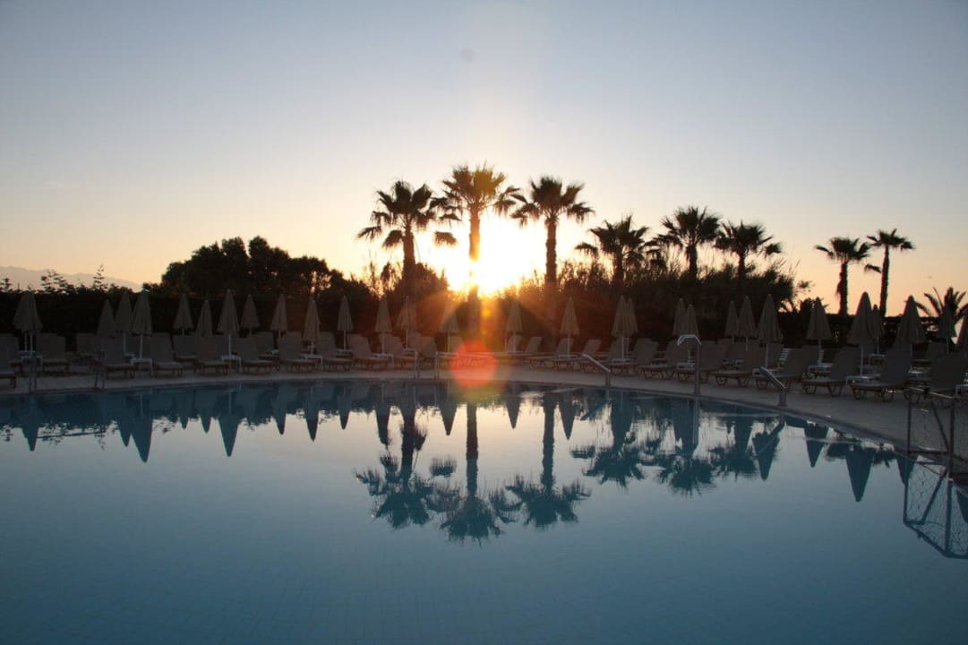 Sonnenuntergang am Pool Hotel Minos Mare Beach