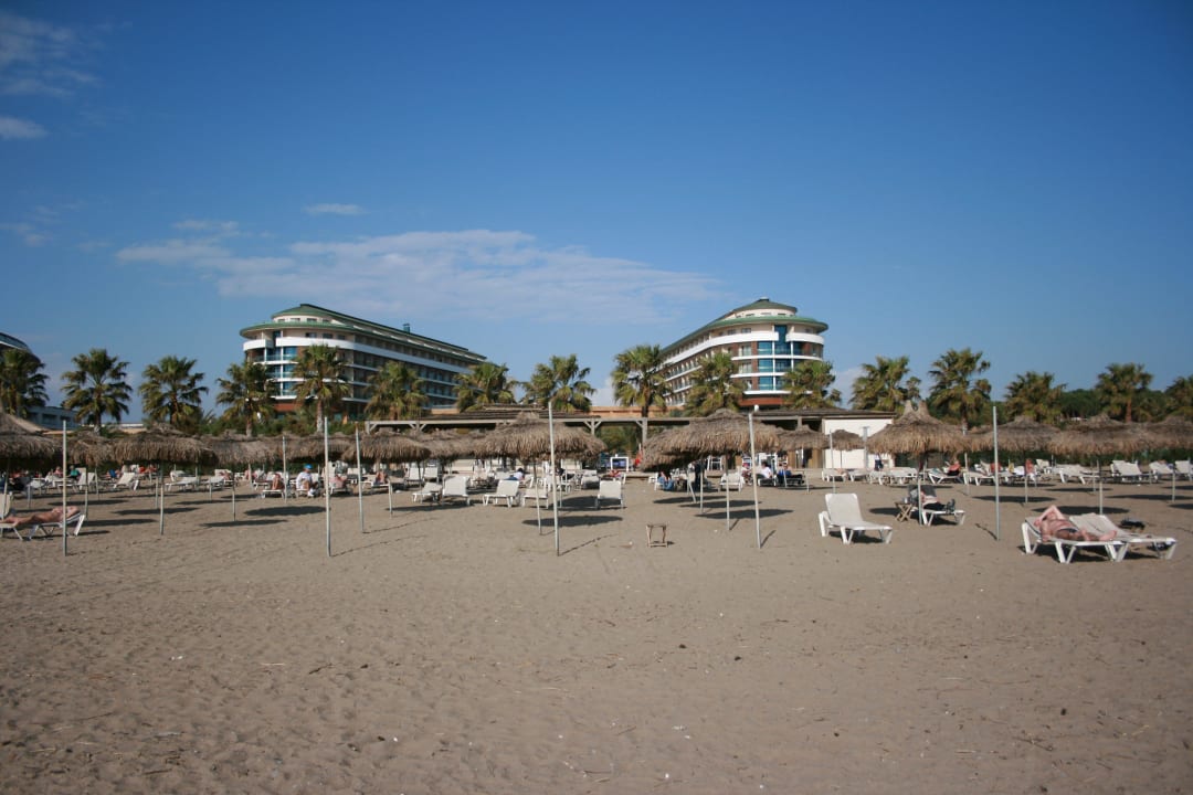 Das Hauptgebäude vom Strand aus gesehen Voyage Belek Golf & Spa