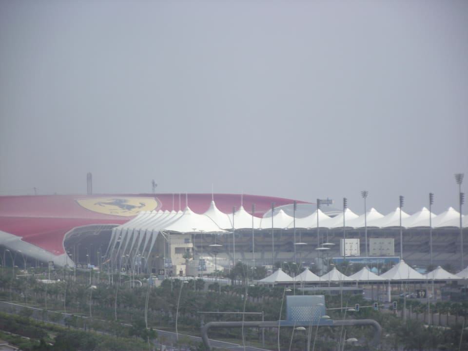 Blick zur Ferrari World Crowne Plaza Hotel Yas Island
