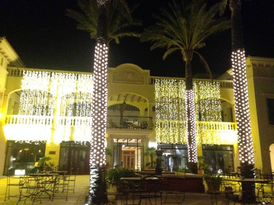 Hotel-Piazza bei Nacht ROBINSON CALA SERENA