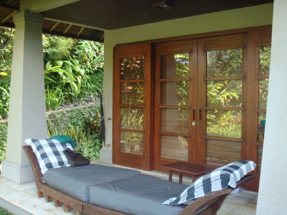 Relax-Liege vor Pool-Villa Maya Ubud Resort & Spa Bali