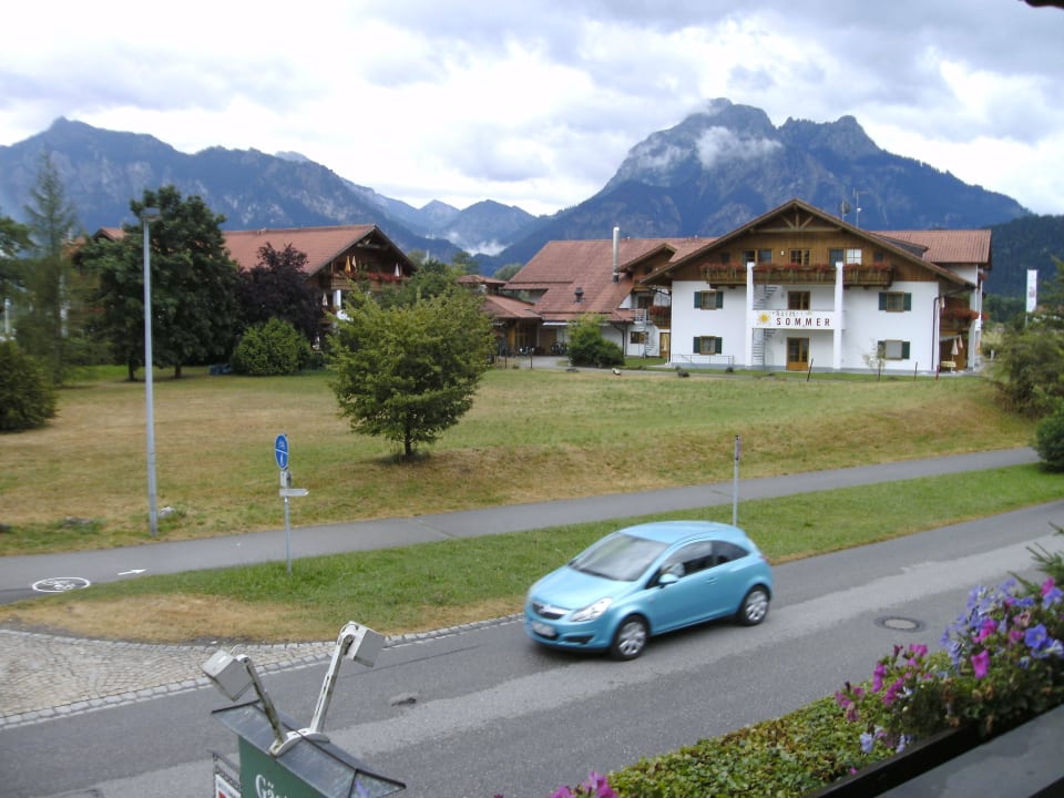 Ein rasender PKW vor dem Haus Hotel Pension Haus Am Forggensee