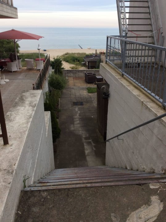Ungepflegter Aussenbereich Hotel am Fischerstrand