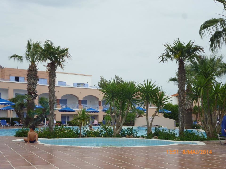 Basen przy budynku głównym Mitsis Rodos Village