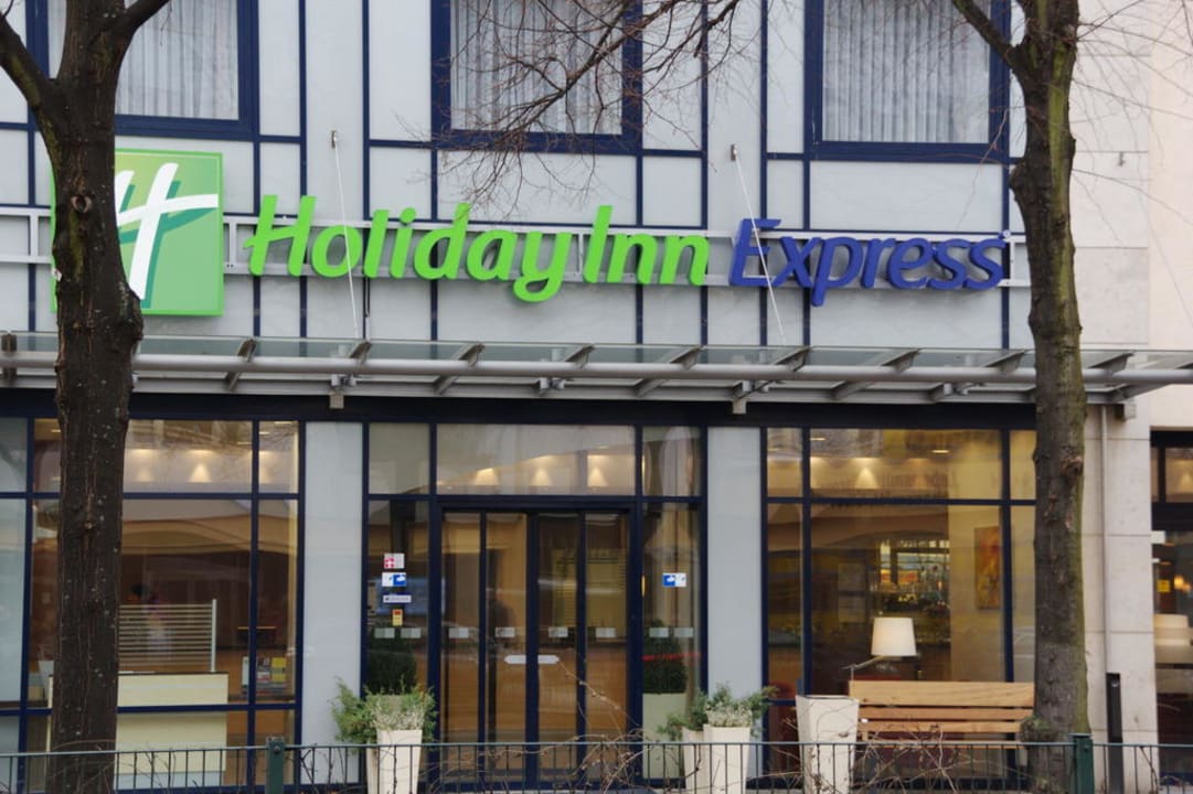 Hoteleingang Holiday Inn Express Berlin City Center