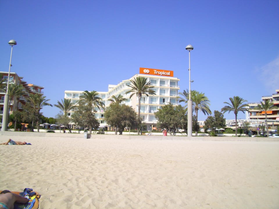Hotel vom Strand aus gesehen HM Tropical