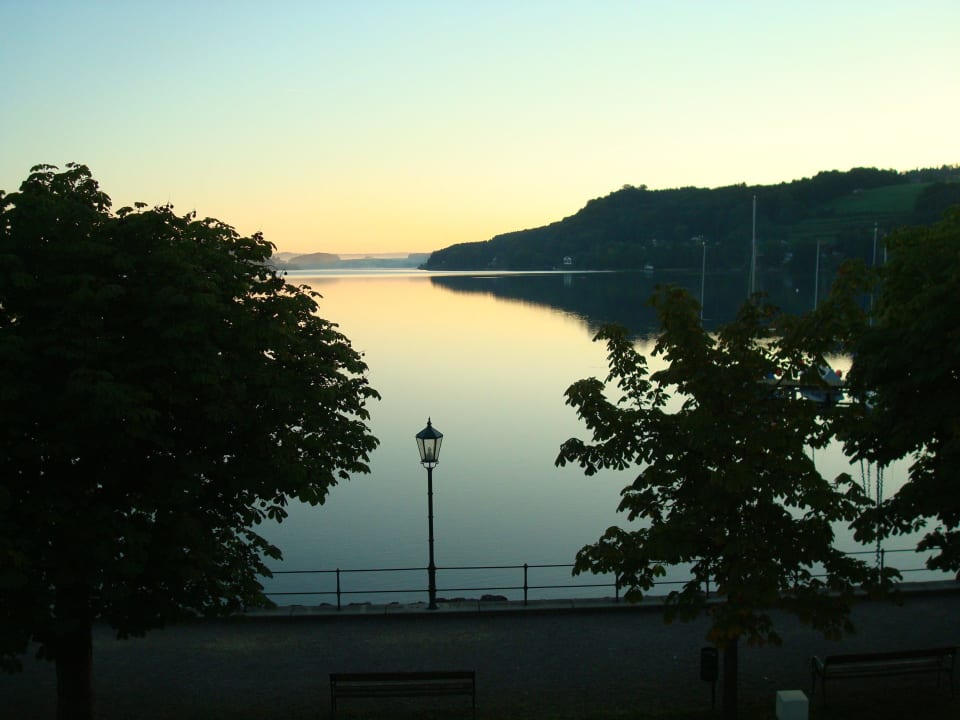 Blick vom Zimmer bei Sonnenuntergang Seeside Hotel Seewirt Mattsee