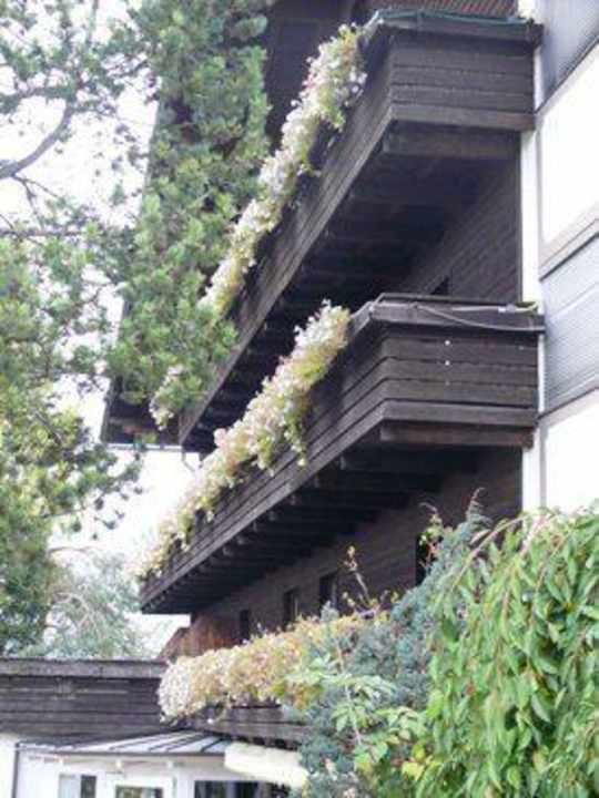 Balkone vorne mit Balkonbepflanzung Hotel Sunnbichl