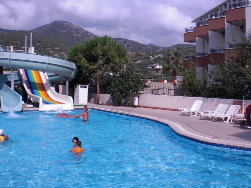 Sauber gehaltener Pool Club Hotel Mirabell