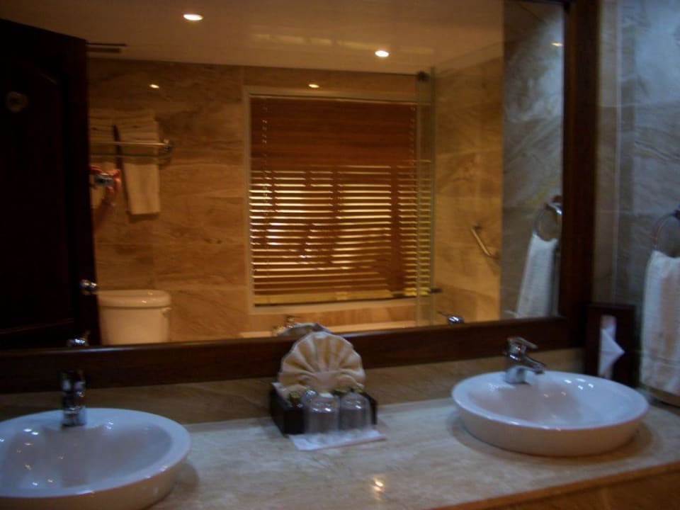 Waschbecken und Blick durch Bad-Fenster ins Zimmer Ocean Blue & Sand