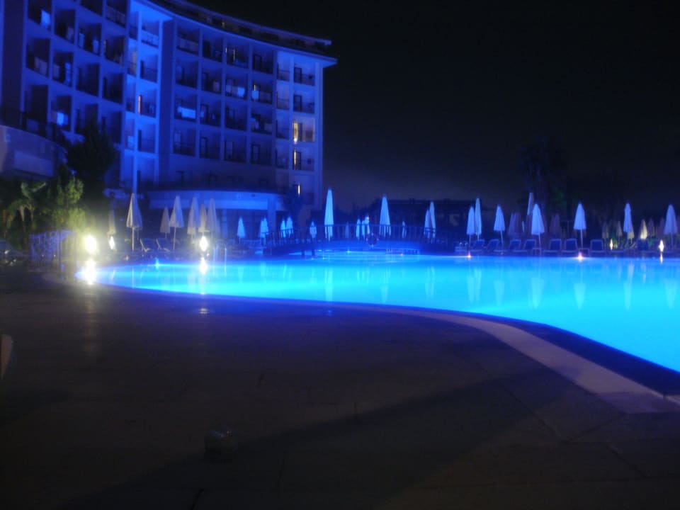 Hauptpool nachts beleuchtet Selectum Family Comfort Side