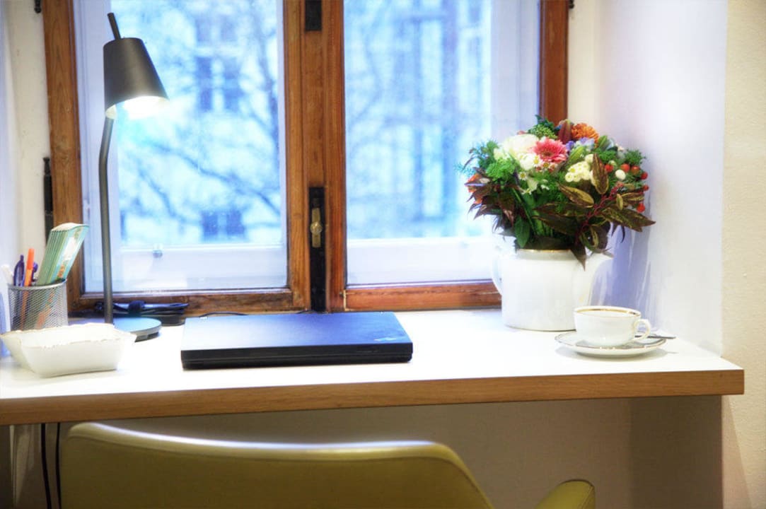 Schreibtisch im Schlafzimmer (Laptop / WLan) Roten Löwen Design-Apartment