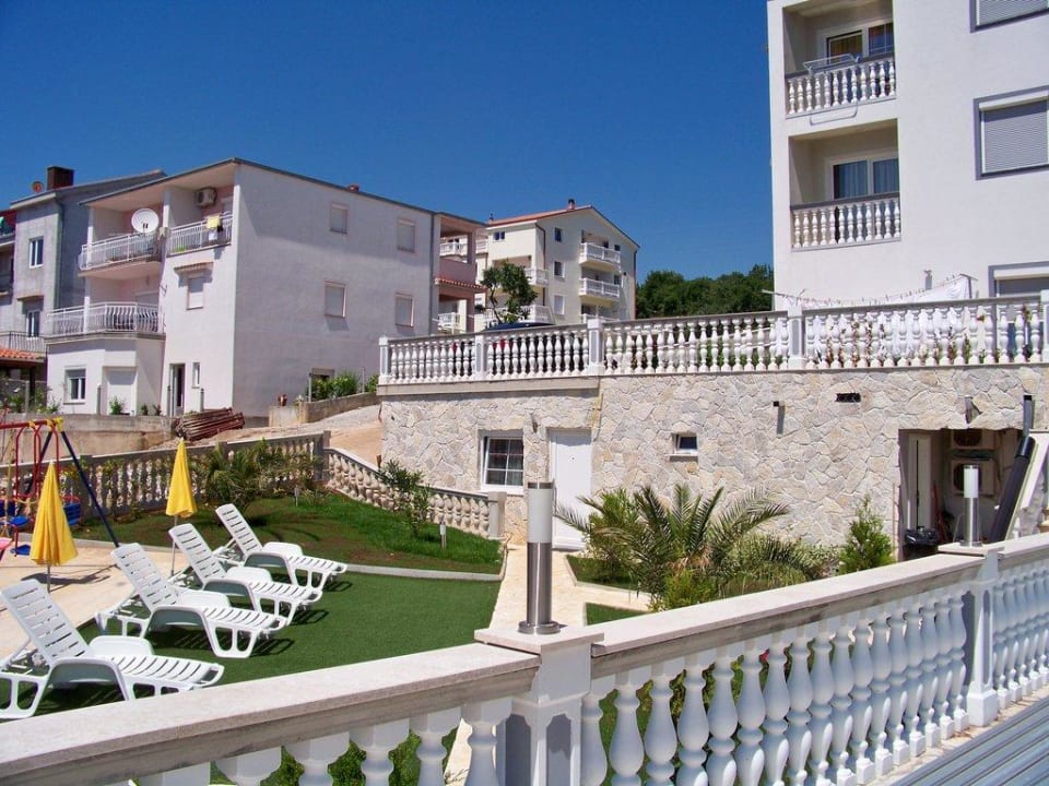 Außenanlage der Villa Swimmingpool-Villa Rosi