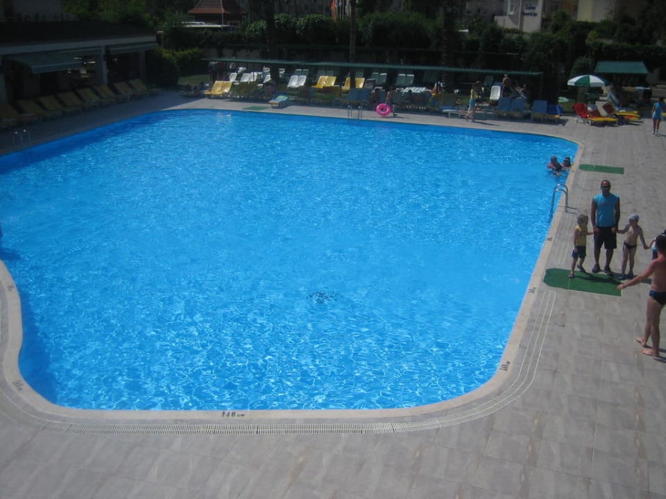 Pool Side Breeze Hotel