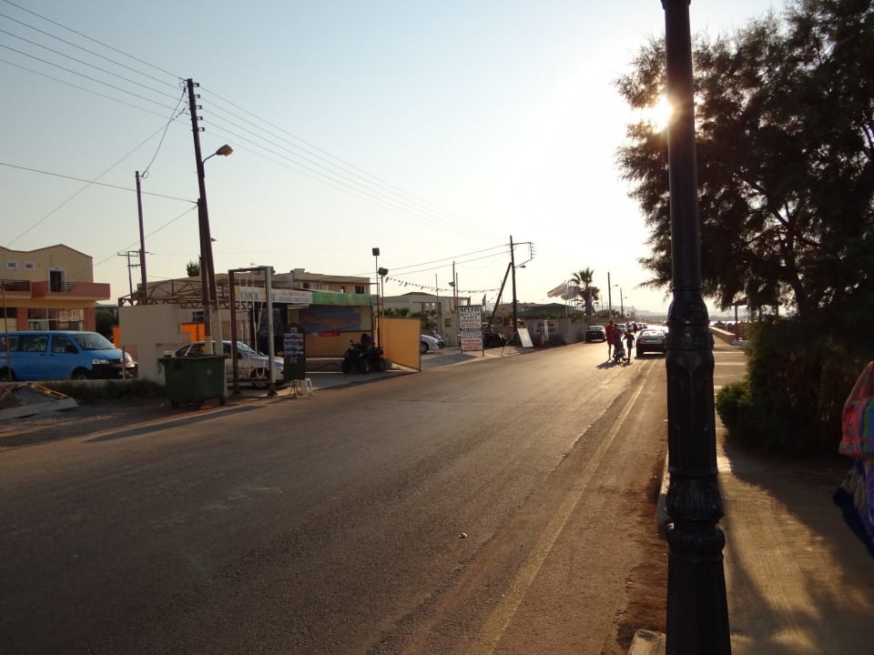 Ulica oddzielająca hotel od plaży Stella Palace Aqua Park Resort