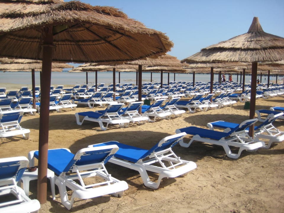 Sehr viele Liegen am Strand, aber kein Windschutz Hotel Titanic Palace
